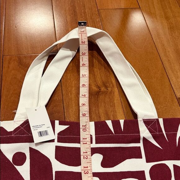 NWT Vuori Holiday Bag Strawberry - Limited Edition - Picture 8 of 8